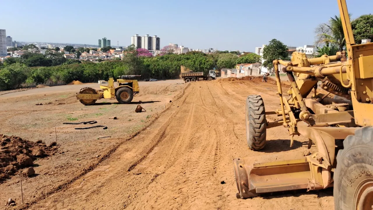 Motoniveladora e rolo compactador preparando o terreno