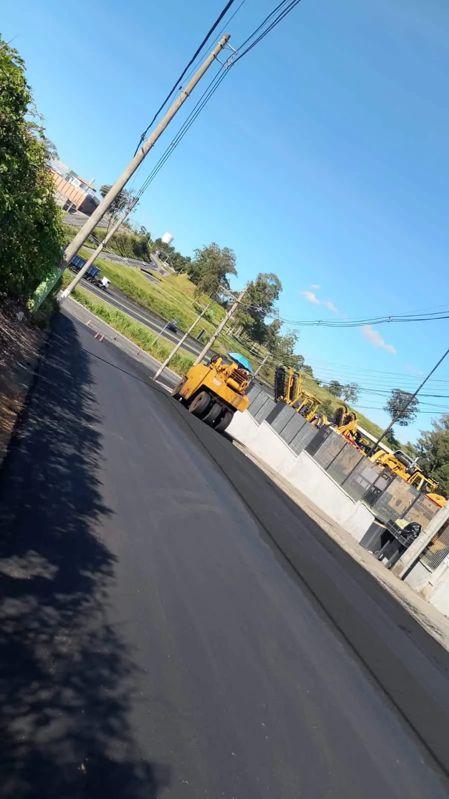 Rolo compactador em rua recém-pavimentada