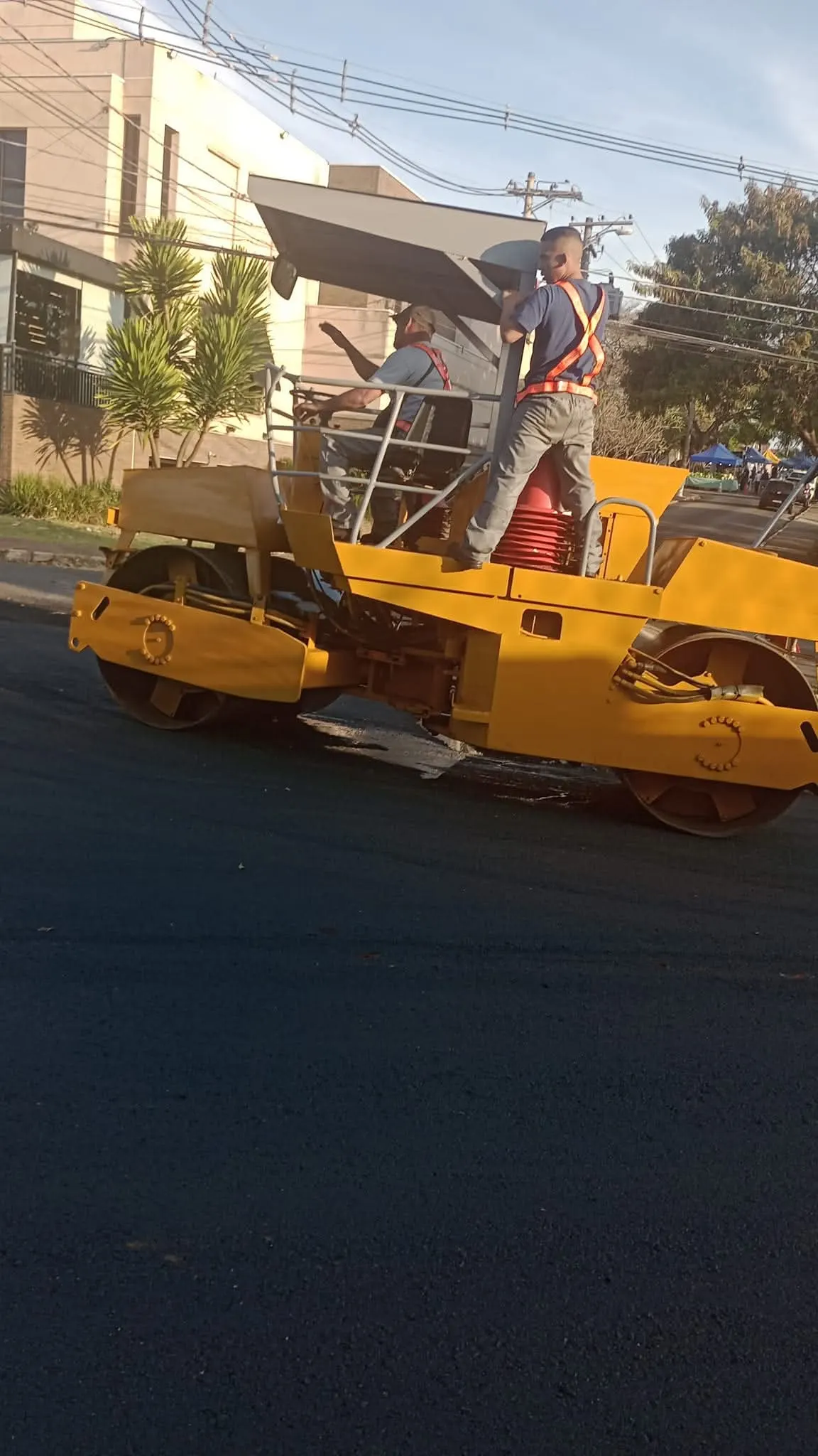 Rolo compactador sobre asfalto novo